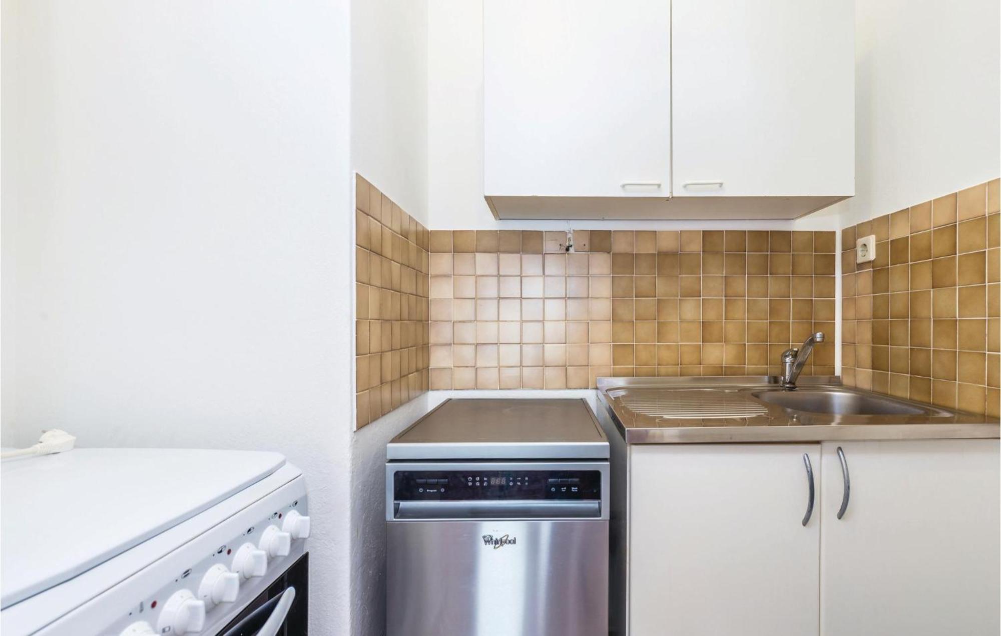 Lovely Apartment In Kampor With Kitchen Екстериор снимка