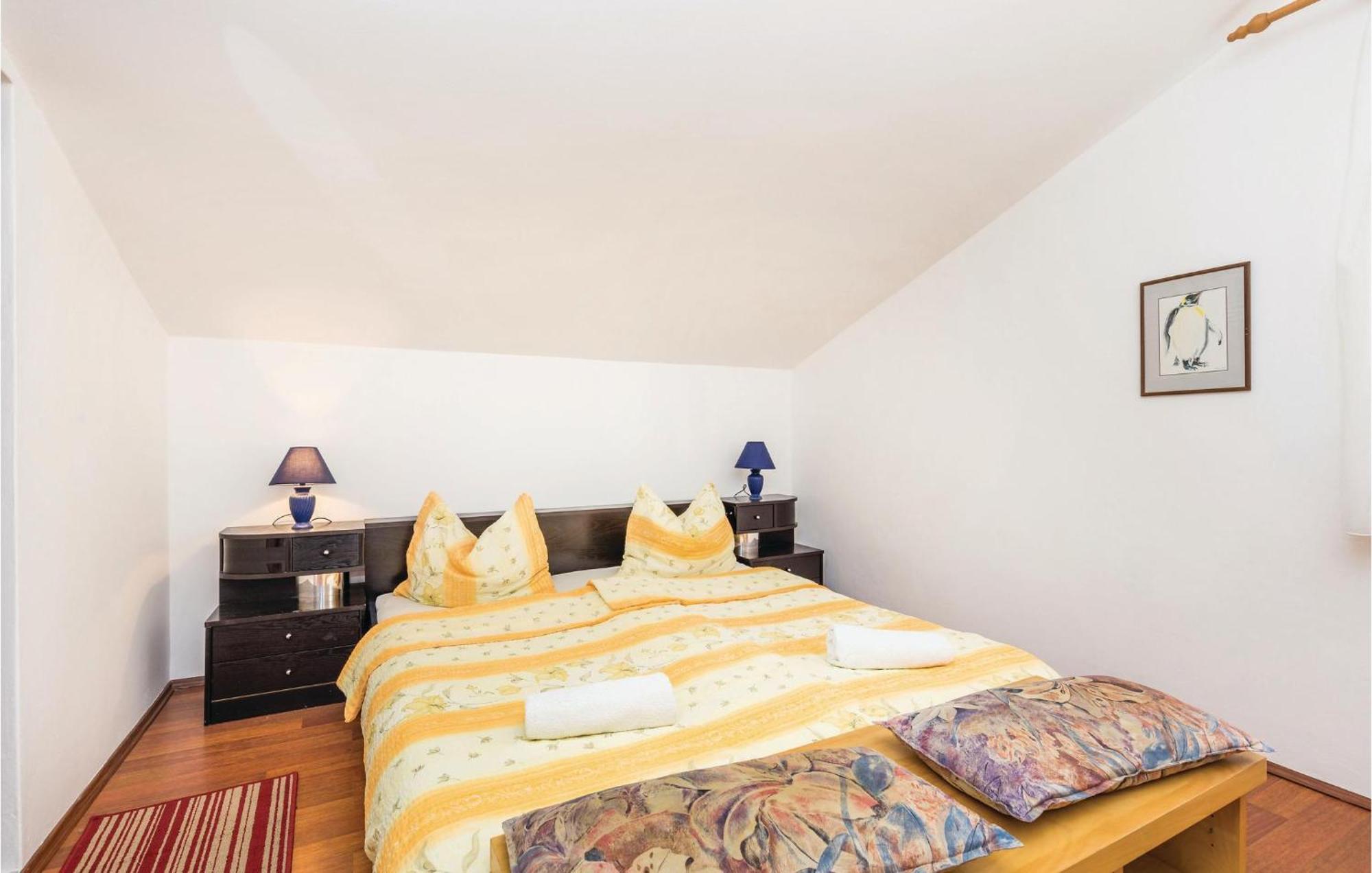 Lovely Apartment In Kampor With Kitchen Екстериор снимка